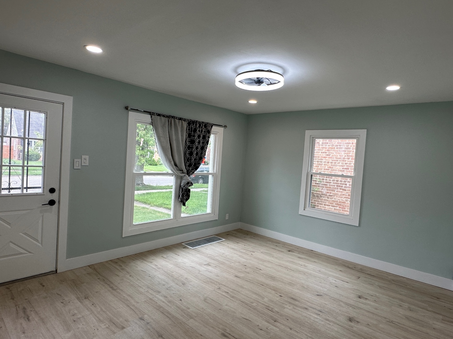 1562 KENILWORTH Drive