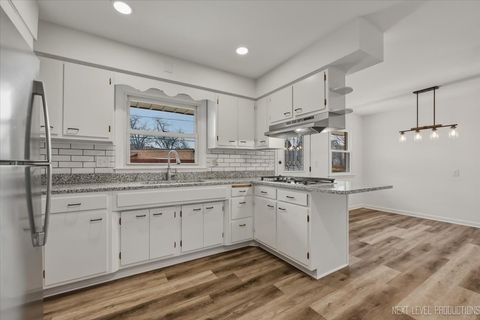 Tiny photo for 123 N Rosedale Avenue, Aurora, IL 60506 (MLS # 12574458)