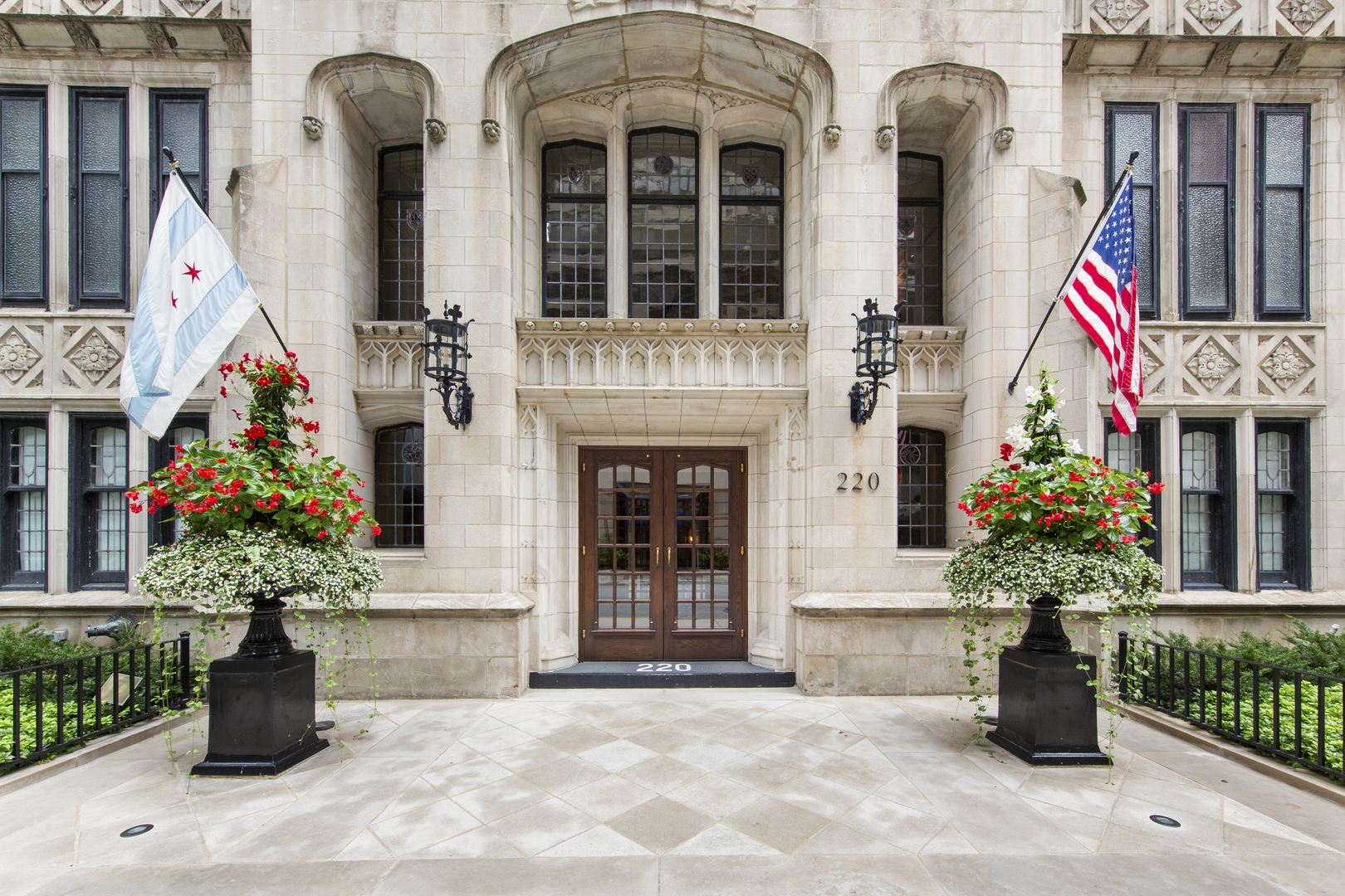 220 E WALTON Place 9W