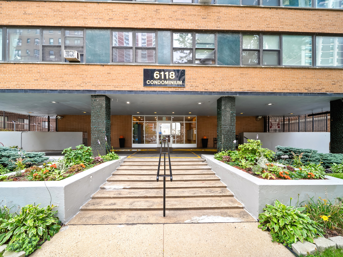 6118 N Sheridan Road 1008