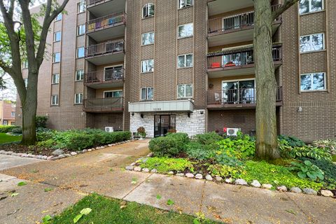 Photo of 1365 Ashland Avenue #302, Des Plaines, IL 60016 (MLS # 12525730)