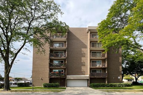 Tiny photo for 1365 Ashland Avenue #302, Des Plaines, IL 60016 (MLS # 12525730)