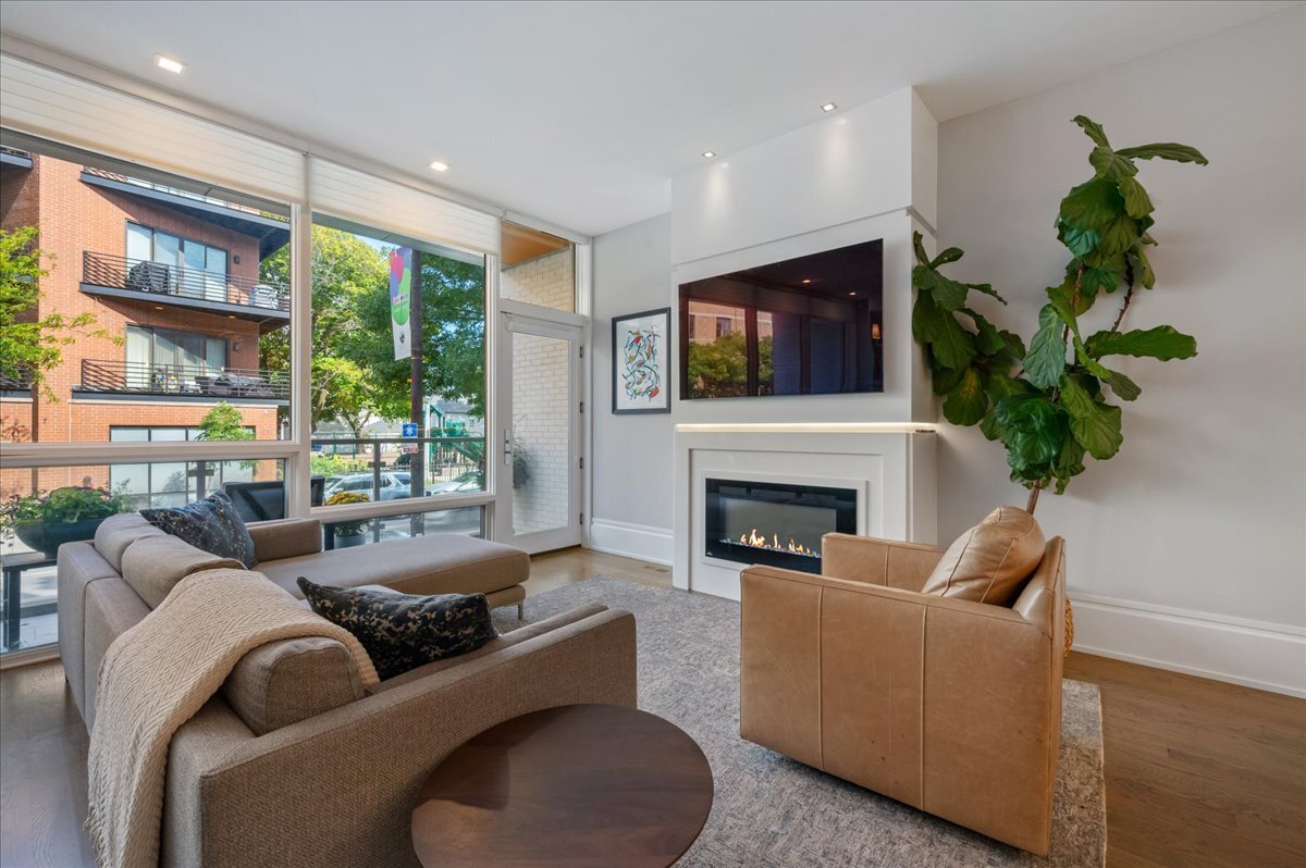 2027 W BELMONT Avenue 1