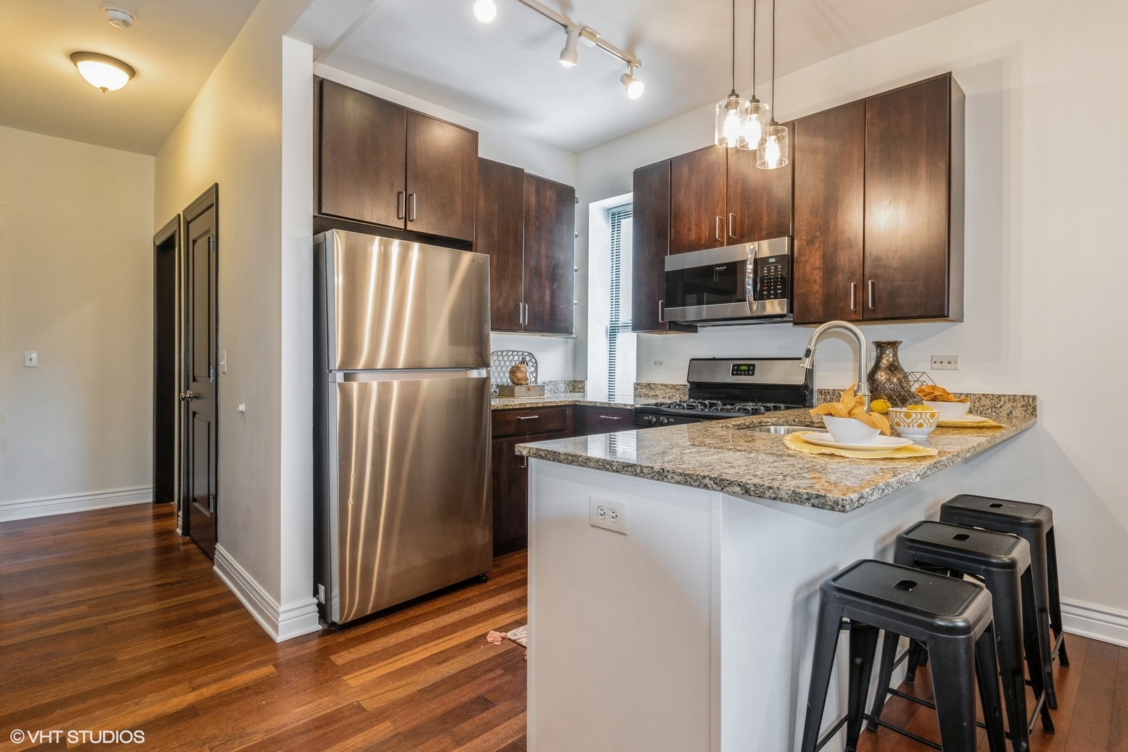 1946 W Bradley Place 1E