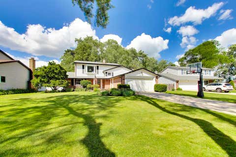 Tiny photo for 8 Charles Court, Buffalo Grove, IL 60089 (MLS # 12680144)