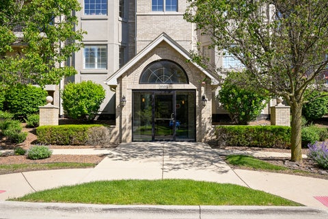 Tiny photo for 8505 Woodward Avenue #403, Woodridge, IL 60517 (MLS # 12656362)