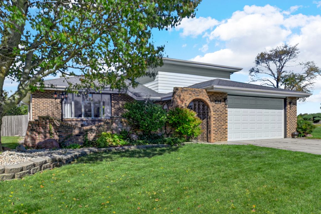 Photo for 1042 Catalpa Court, Beecher, IL 60401 (MLS # 12488947)