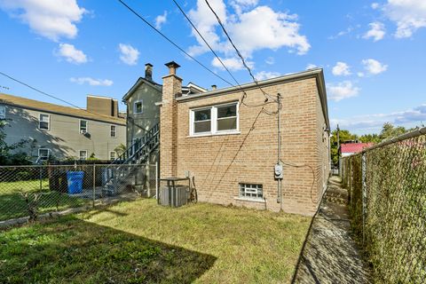 Tiny photo for 245 W 43rd Street, Chicago, IL 60609 (MLS # 12510147)