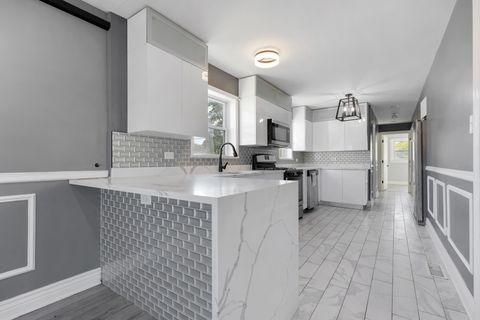 Tiny photo for 245 W 43rd Street, Chicago, IL 60609 (MLS # 12510147)