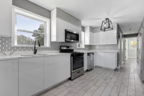 Tiny photo for 245 W 43rd Street, Chicago, IL 60609 (MLS # 12510147)