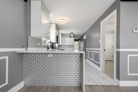 Tiny photo for 245 W 43rd Street, Chicago, IL 60609 (MLS # 12510147)