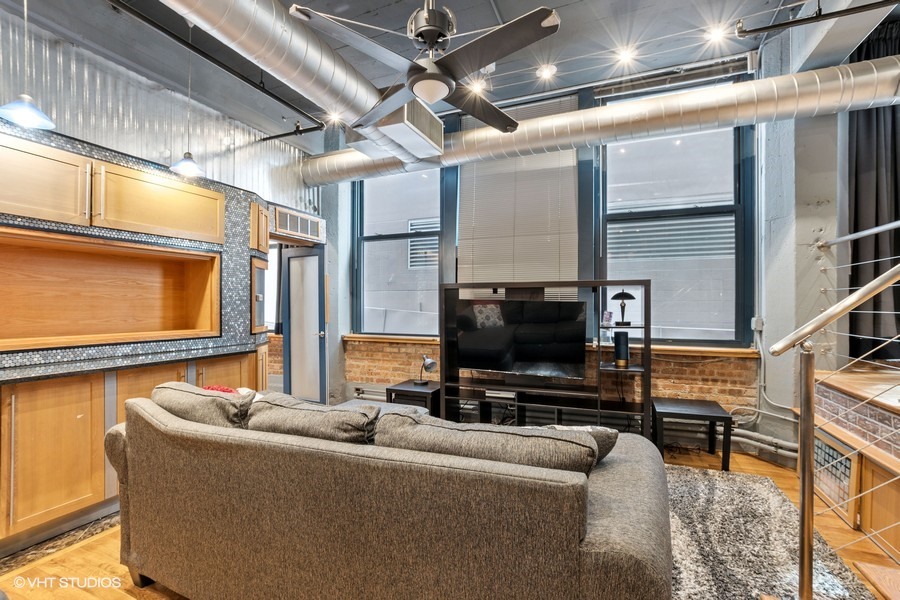 124 W Polk Street 202