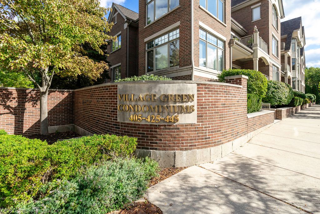 Photo for 445 Village Green Court #301, Lincolnshire, IL 60069 (MLS # 12484782)