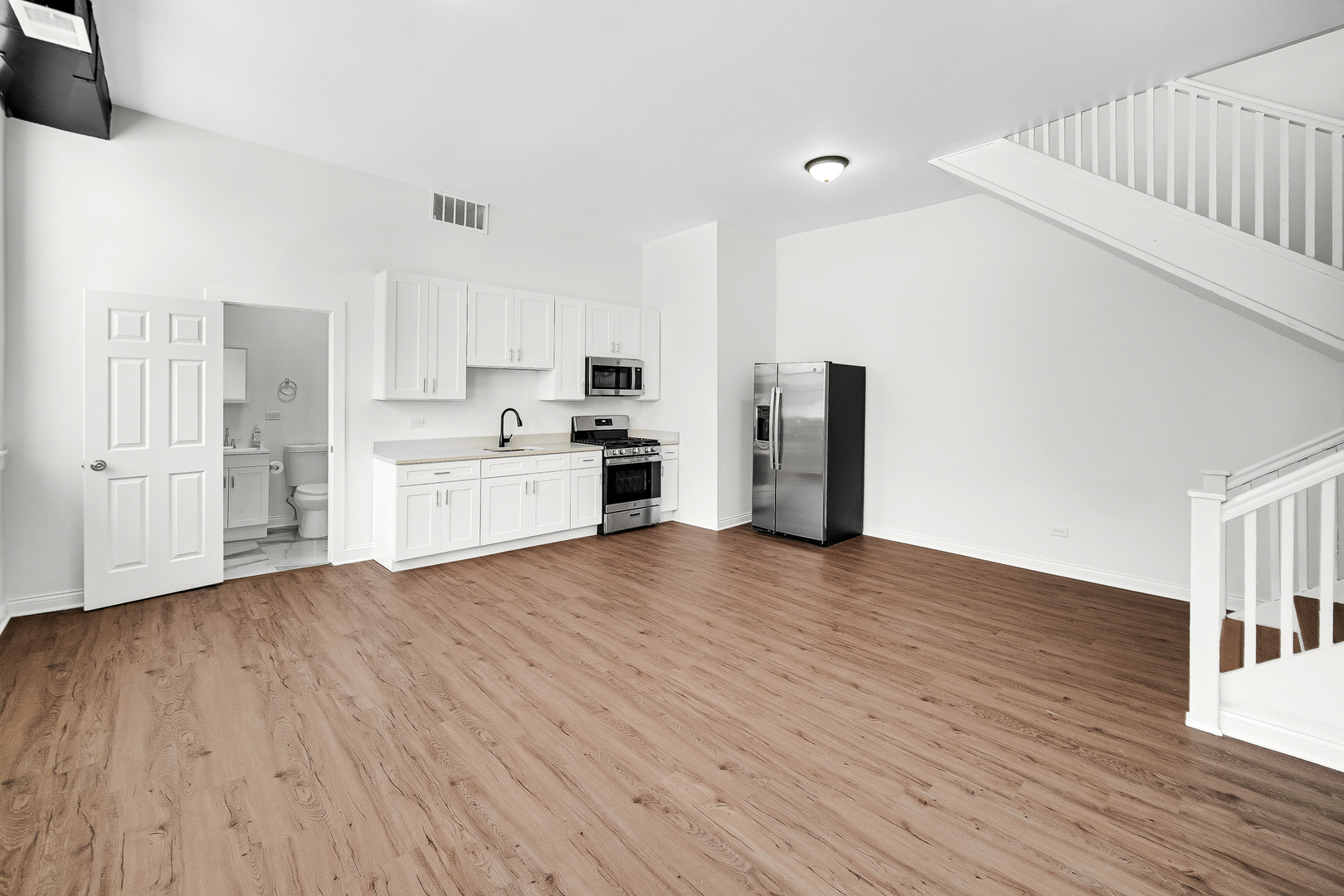 1225 N Milwaukee Avenue R