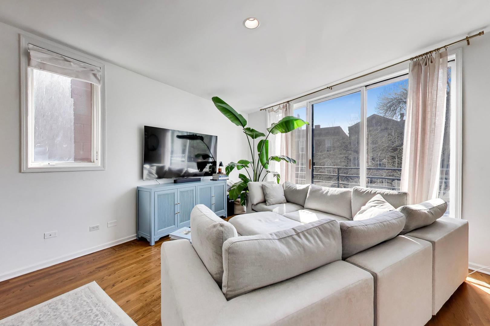 831 N Hermitage Avenue 2