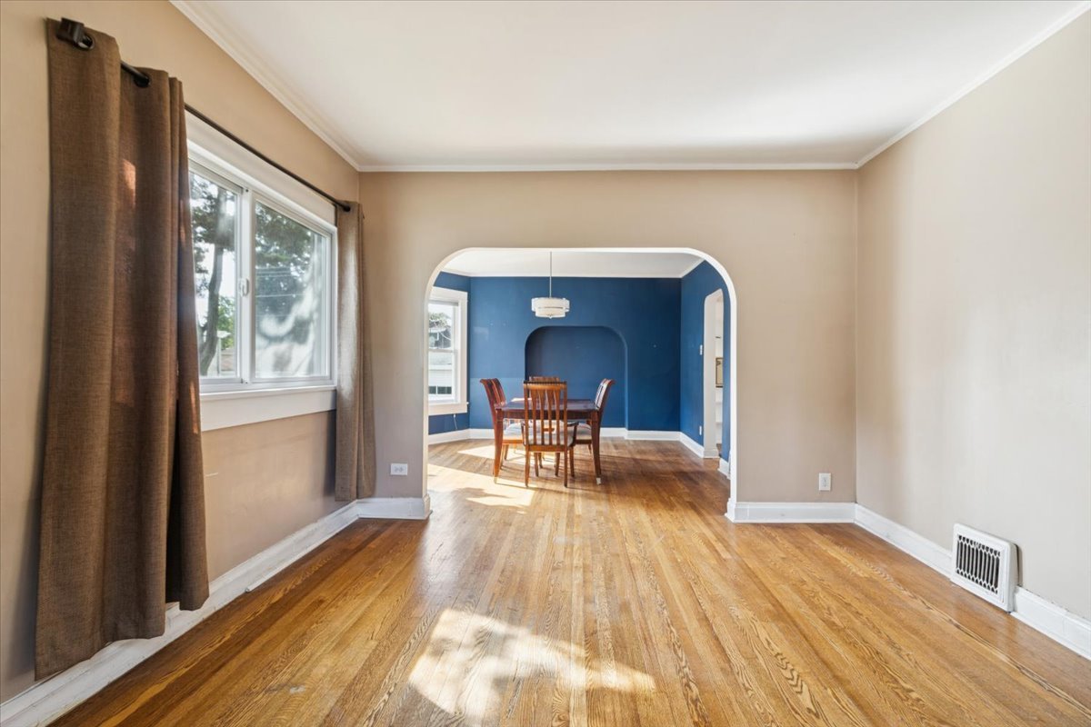 Berwyn, Illinois 60402, United States, 3 Bedrooms Bedrooms, ,1 BathroomBathrooms,Residential,Active,221824