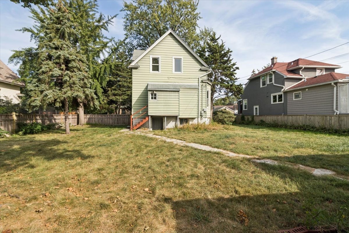 Berwyn, Illinois 60402, United States, 3 Bedrooms Bedrooms, ,1 BathroomBathrooms,Residential,Active,221824