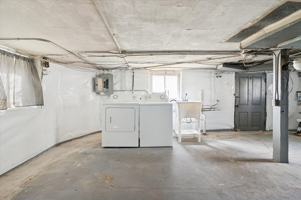 Berwyn, Illinois 60402, United States, 3 Bedrooms Bedrooms, ,1 BathroomBathrooms,Residential,Active,221824