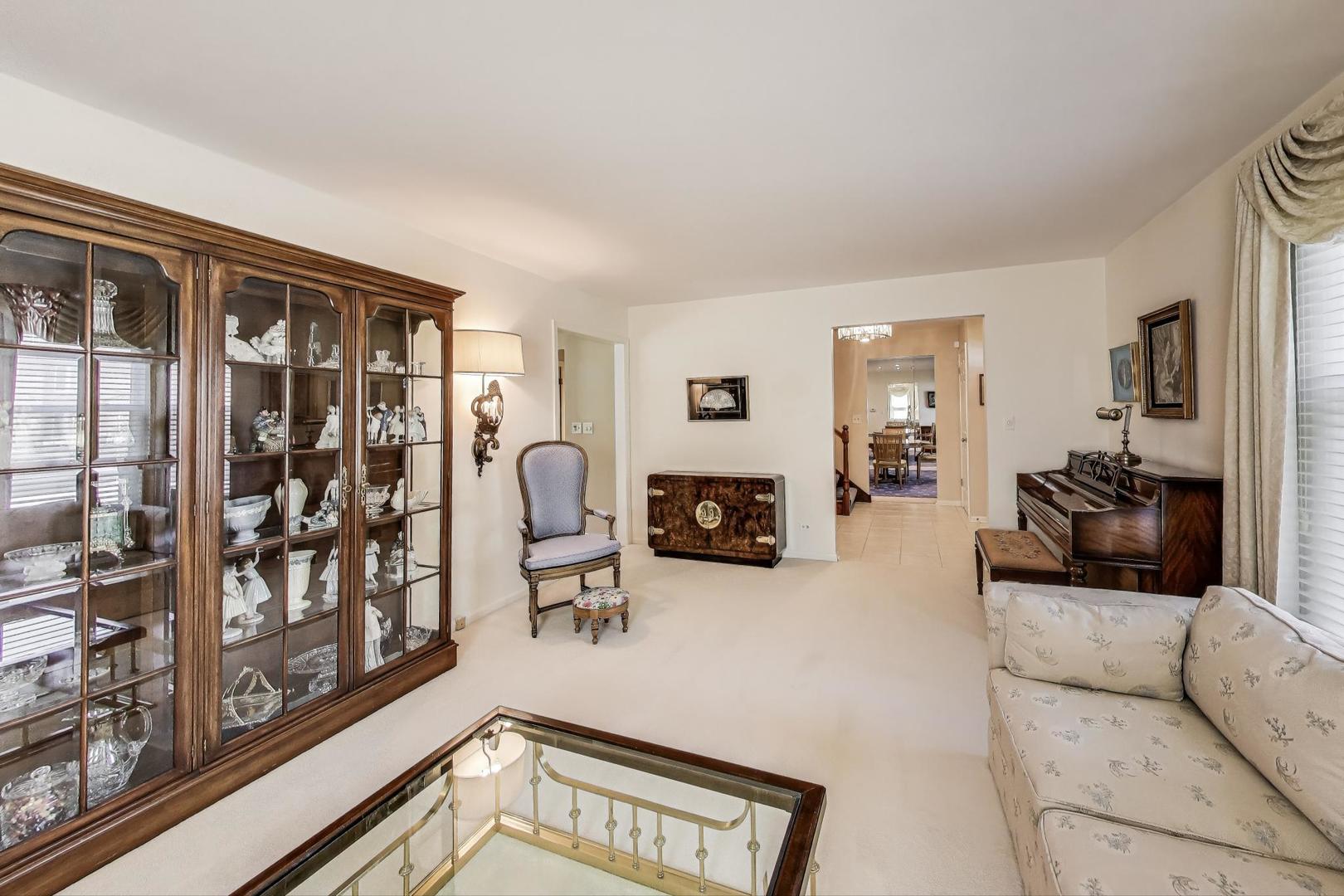 715 W Whiting Lane