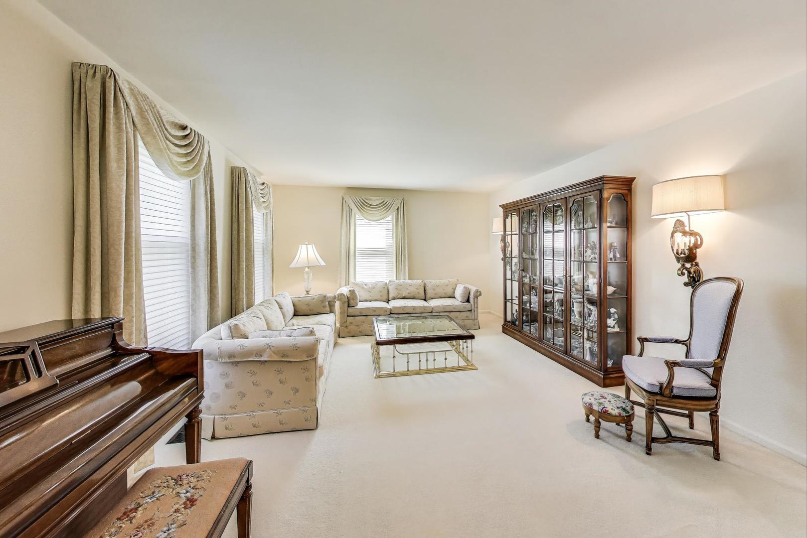 715 W Whiting Lane
