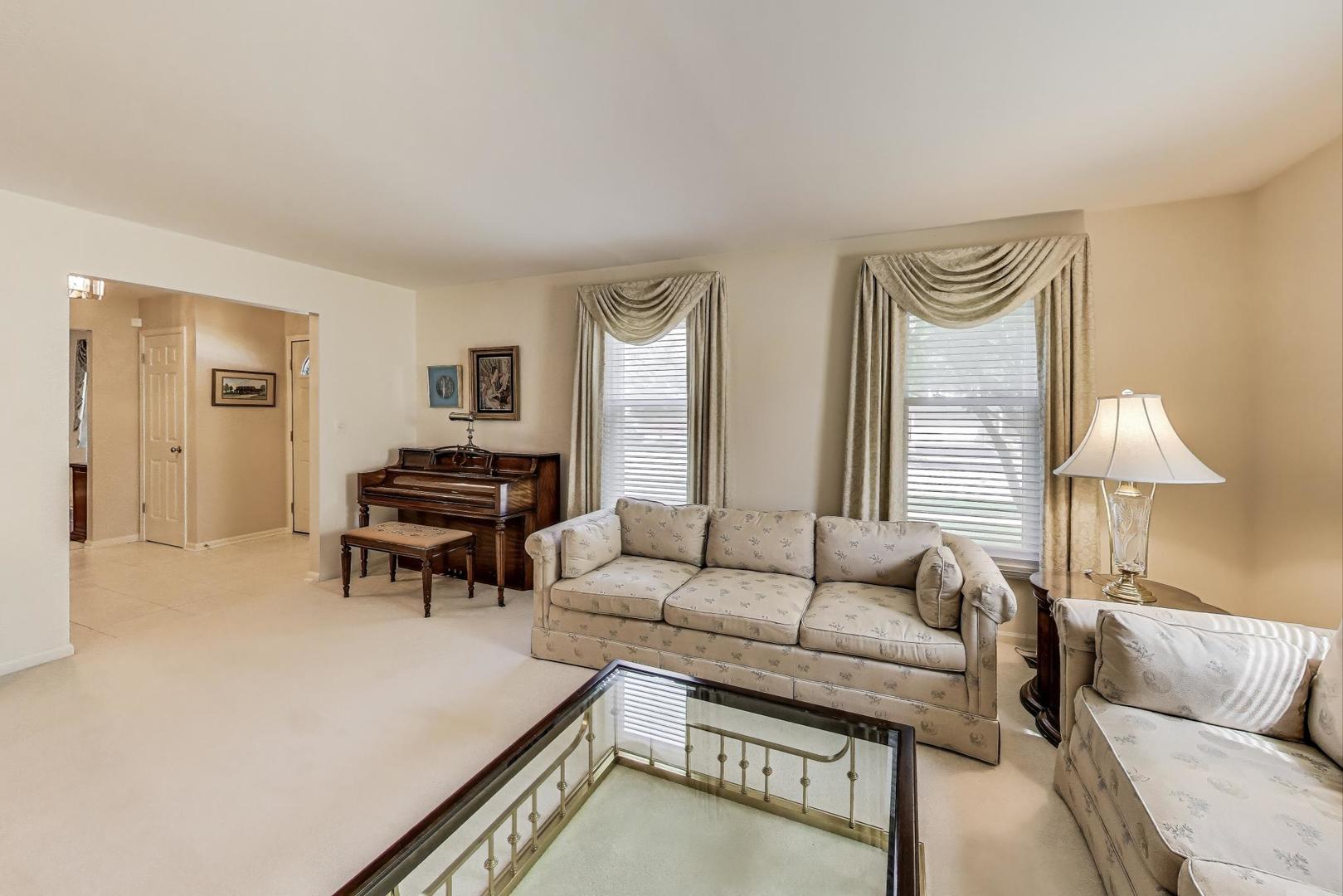 715 W Whiting Lane