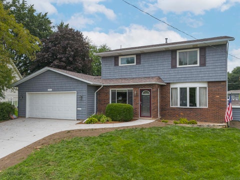 Tiny photo for 2604 E 34th Street Court, Davenport, IA 52807 (MLS # 12752145)