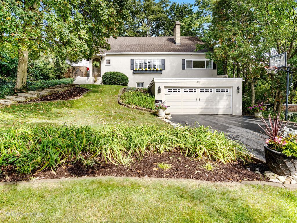 Photo for 317 E Walnut Street, Hinsdale, IL 60521 (MLS # 12466398)
