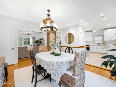 Tiny photo for 317 E Walnut Street, Hinsdale, IL 60521 (MLS # 12466398)