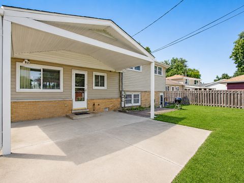 Tiny photo for 98 Lancaster Lane, Des Plaines, IL 60018 (MLS # 12677303)