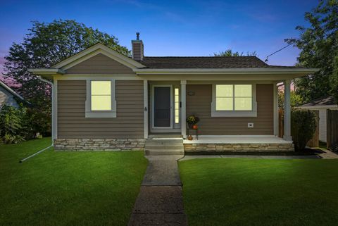 Tiny photo for 330 3rd Street, Libertyville, IL 60048 (MLS # 12376644)
