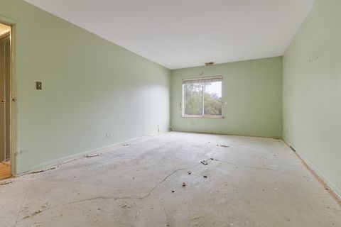Tiny photo for 945 E Kenilworth Avenue #312, Palatine, IL 60074 (MLS # 12492135)