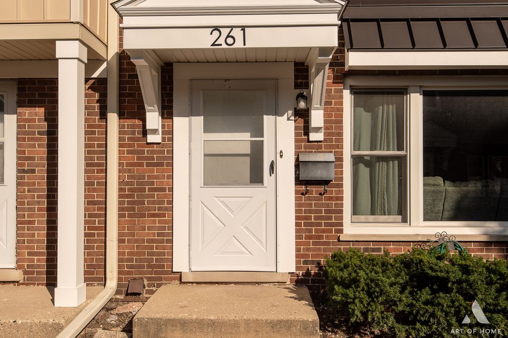 Photo for 261 Montgomery Lane, Wood Dale, IL 60191 (MLS # 12486420)