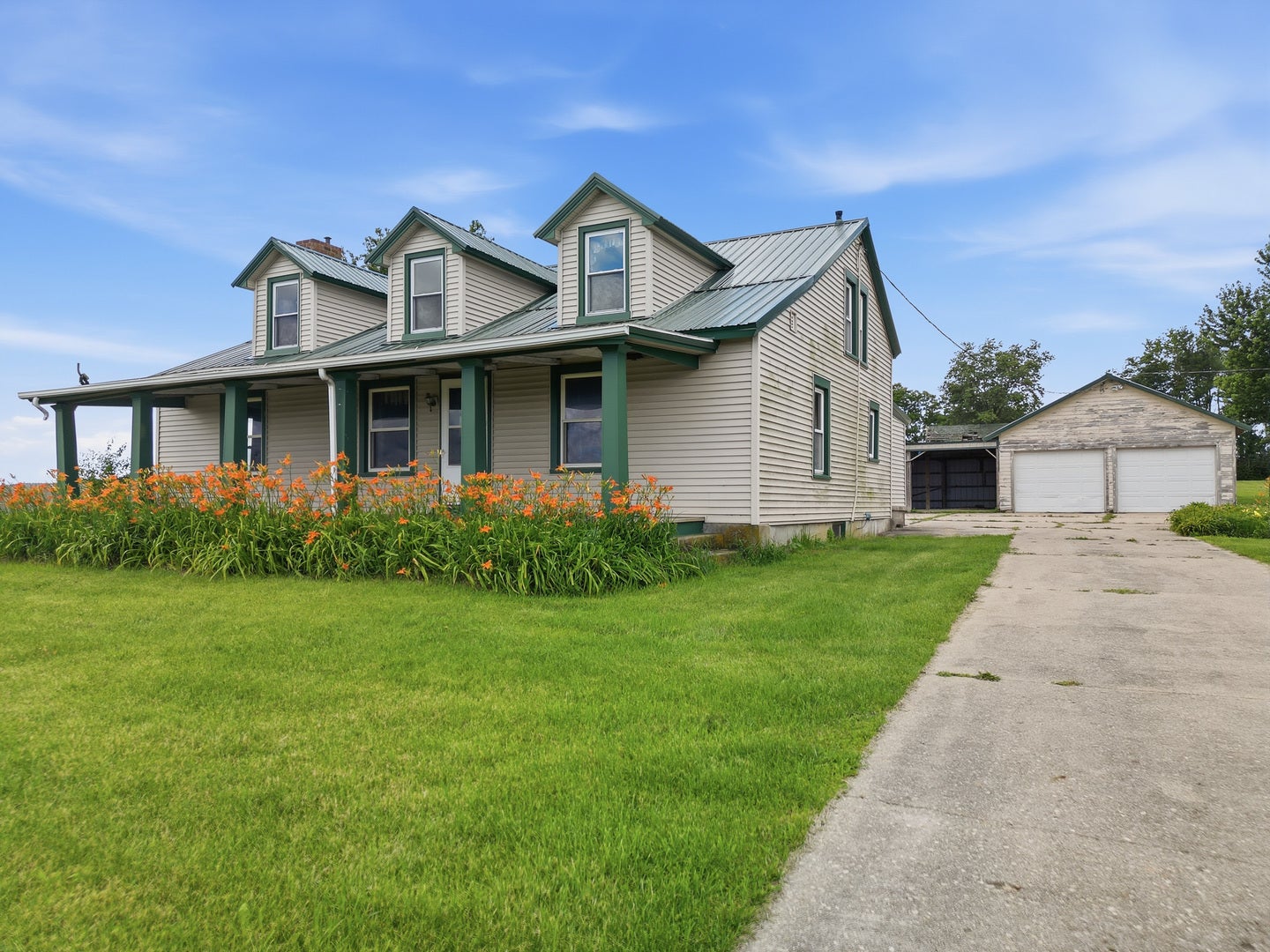 2283 E 2750th Street