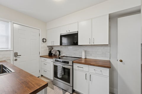 Tiny photo for 221 S Maple Avenue #C, Oak Park, IL 60302 (MLS # 12685202)