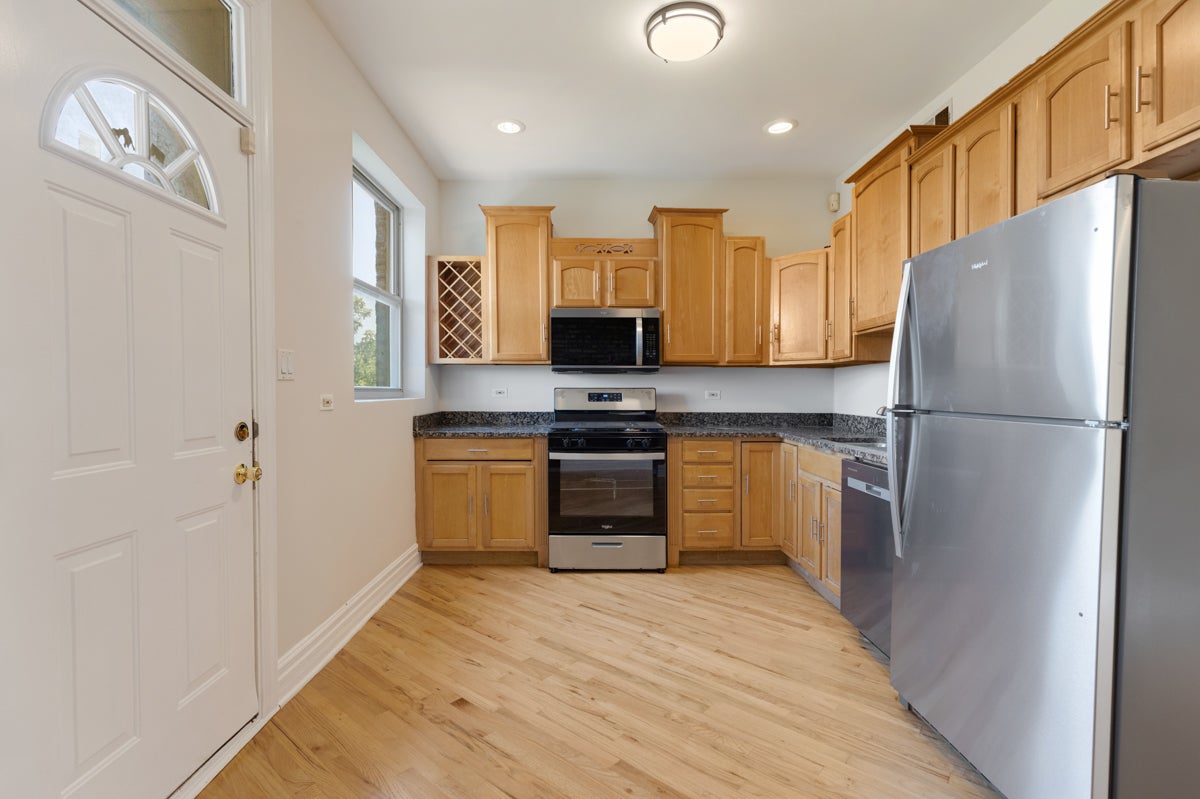 3558 W SHAKESPEARE Street 3E