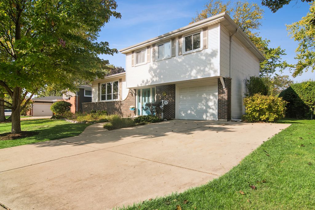 Photo for 2340 N Lafayette Street, Arlington Heights, IL 60004 (MLS # 12461923)