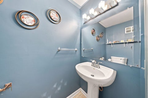 Tiny photo for 207 Linn Court #B, North Aurora, IL 60542 (MLS # 12739462)