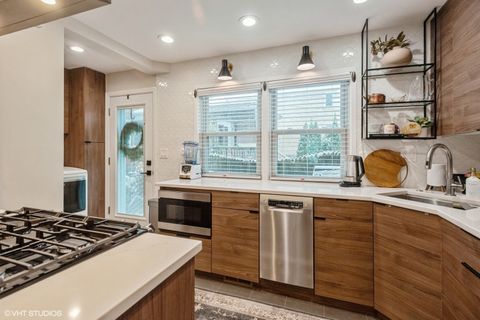 Tiny photo for 208 South Boulevard #D, Evanston, IL 60202 (MLS # 12592611)