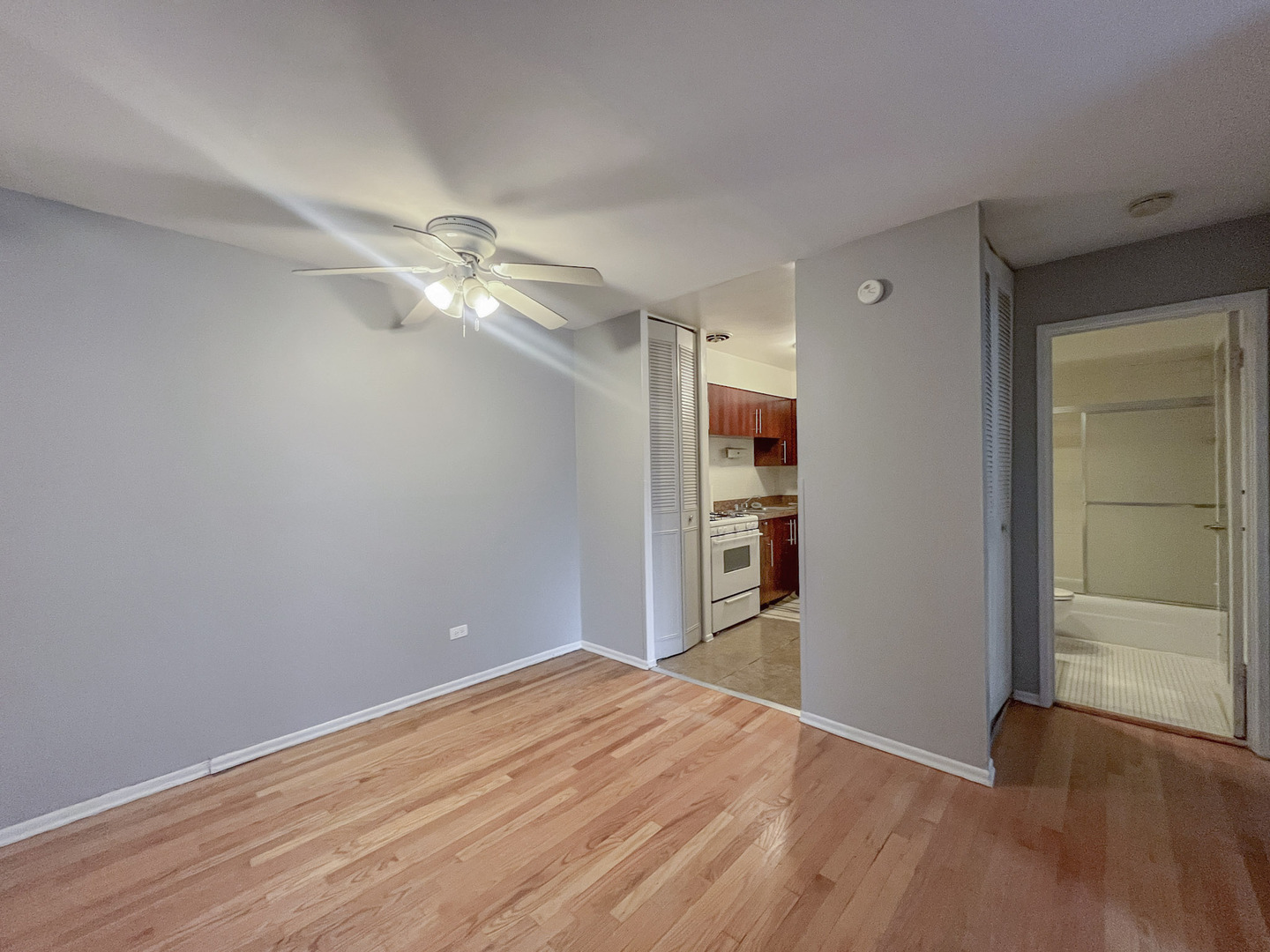 736 W Buena Avenue 402