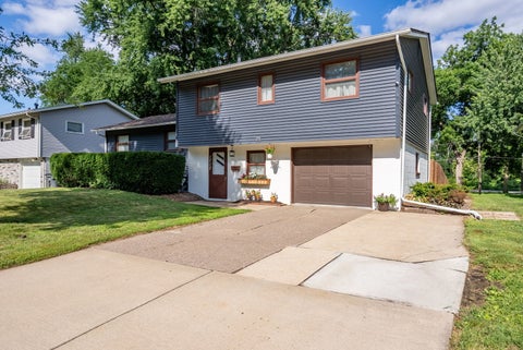Tiny photo for 1717 Fairmeadows Drive, Bettendorf, IA 52722 (MLS # 12719591)