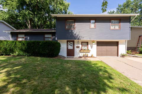 Photo of 1717 Fairmeadows Drive, Bettendorf, IA 52722 (MLS # 12719591)