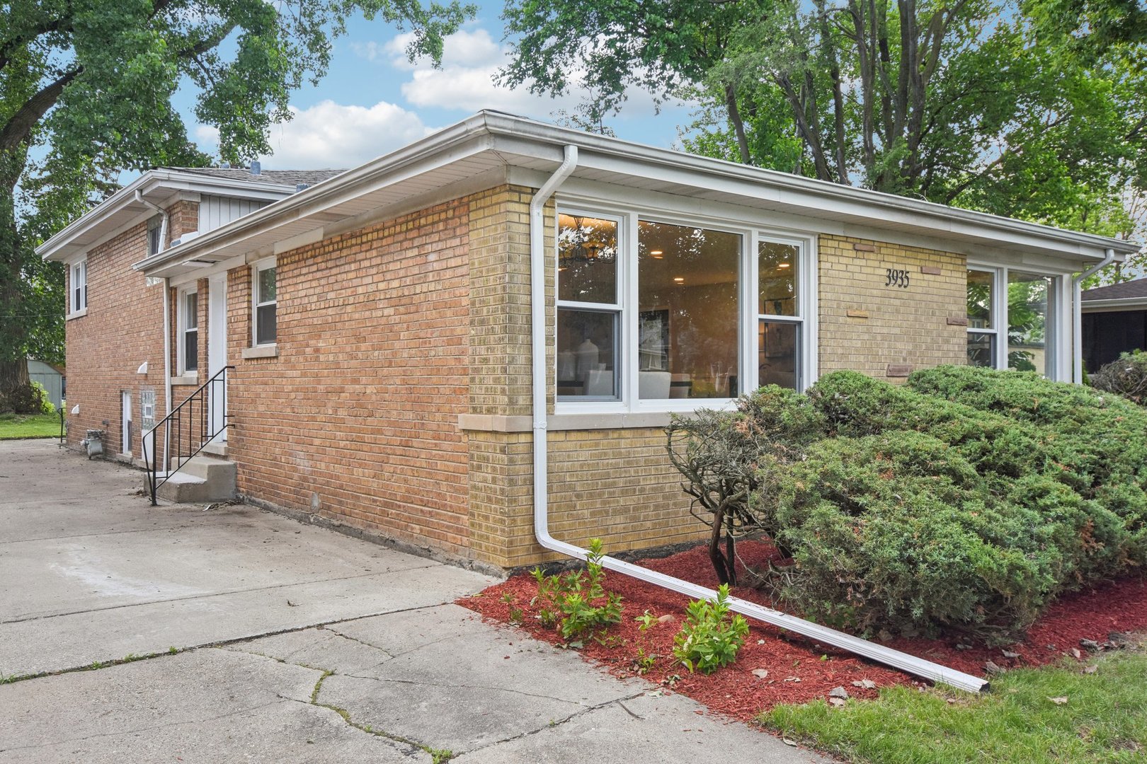3935 W Jarvis Avenue