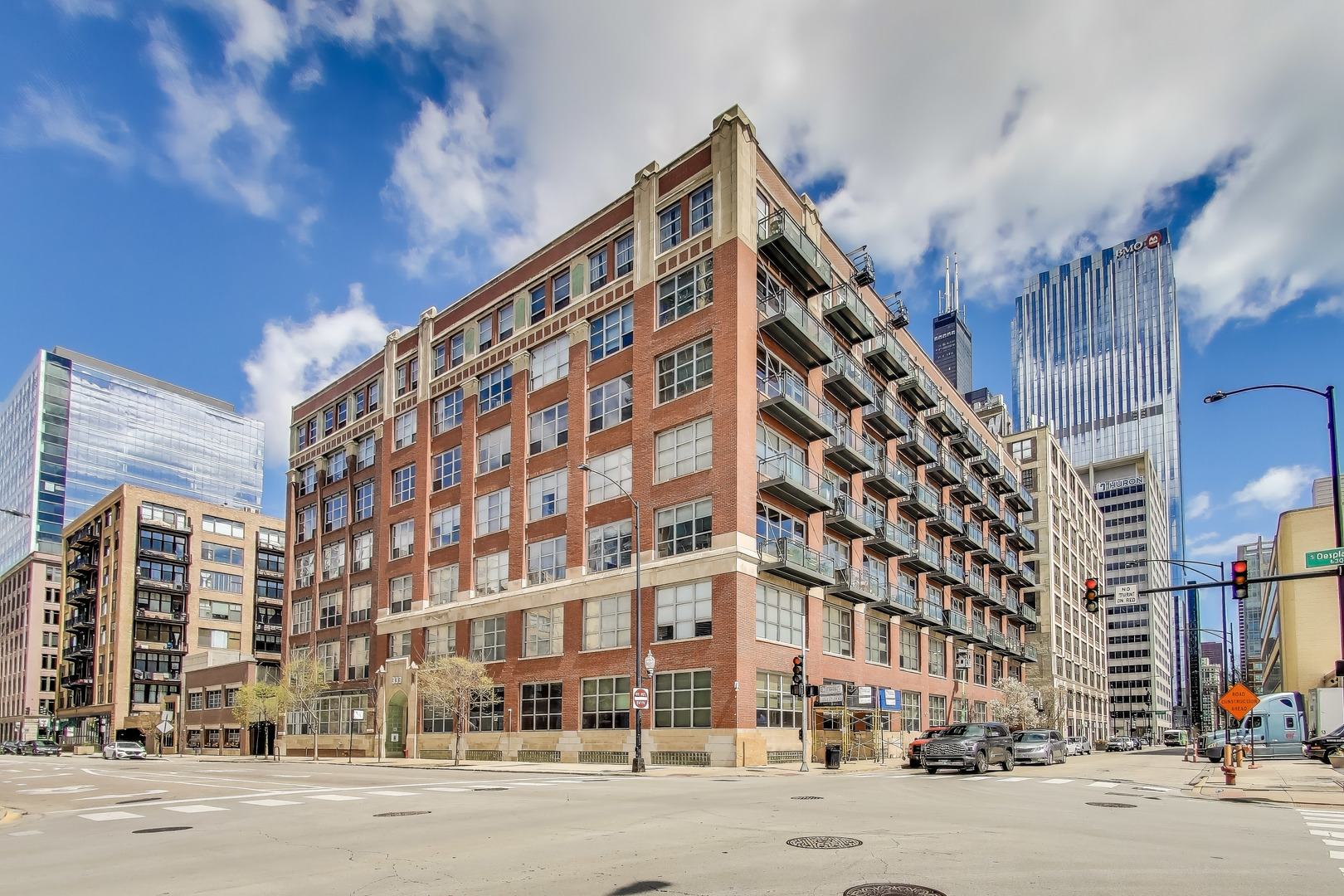 333 S Desplaines Street 302