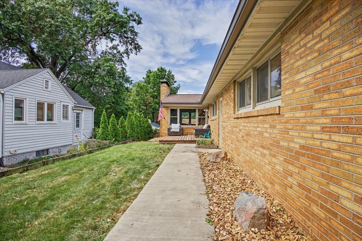 8 Briarwood Avenue
