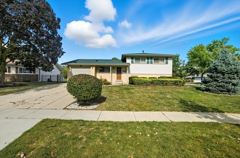 Photo of 232 W Beech Drive, Schaumburg, IL 60193 (MLS # 12492662)
