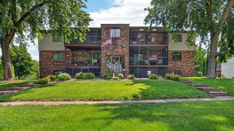 Photo of 824 Mcgregor Street #12, Bloomington, IL 61701 (MLS # 12676934)