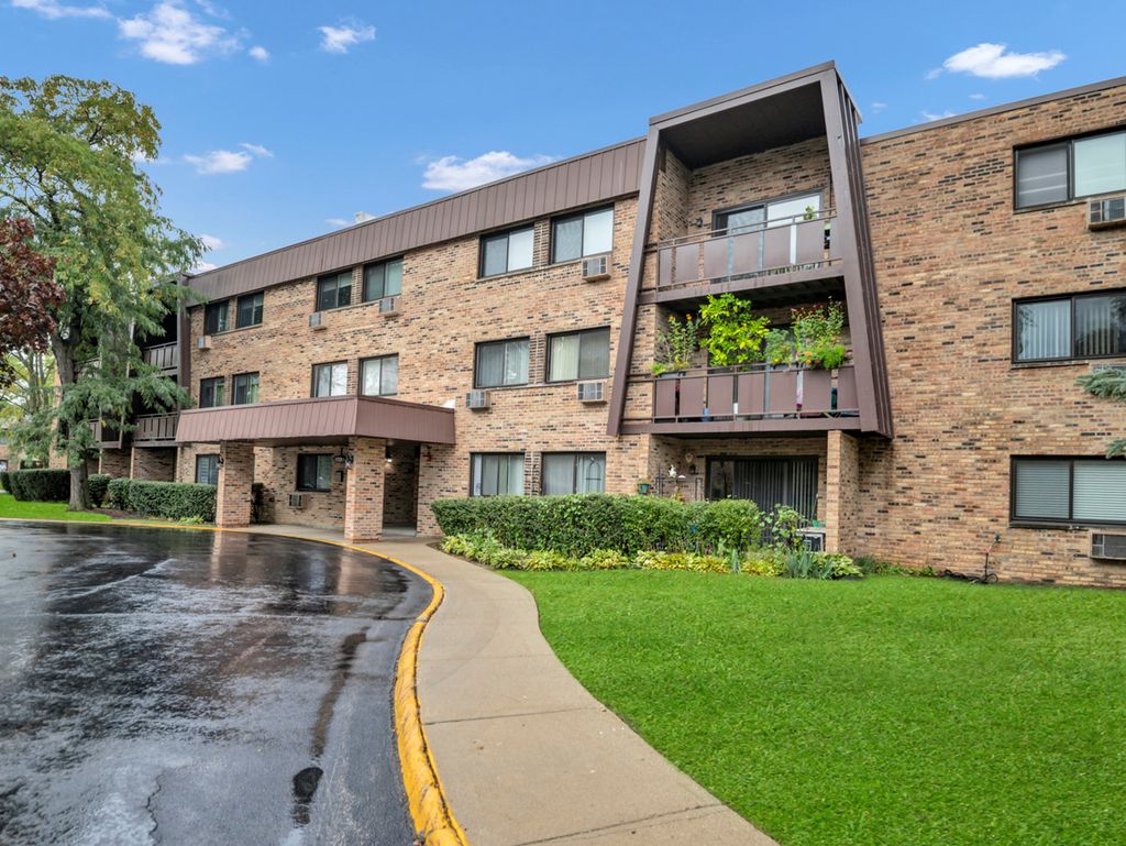 Photo for 2604 N Windsor Drive #206, Arlington Heights, IL 60004 (MLS # 12498011)