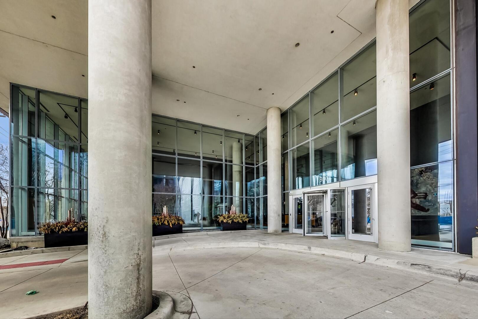 860 W Blackhawk Street 805