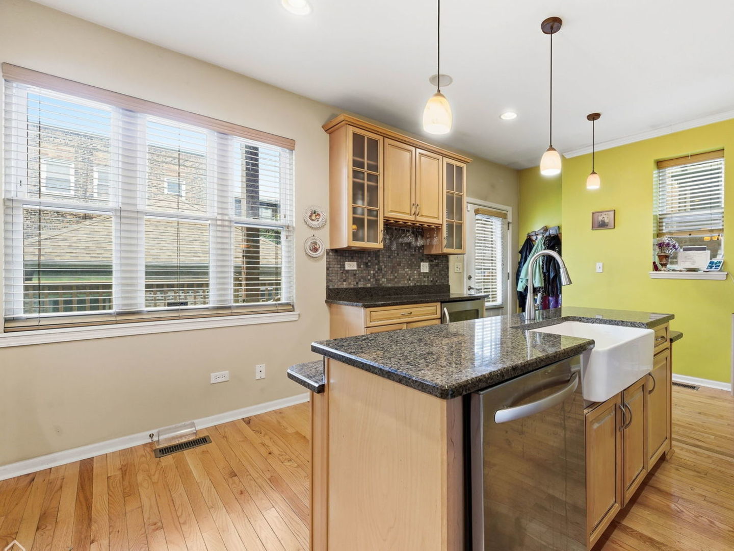 Chicago, Illinois 60608, United States, 4 Bedrooms Bedrooms, ,3 BathroomsBathrooms,Residential,Pending,250598