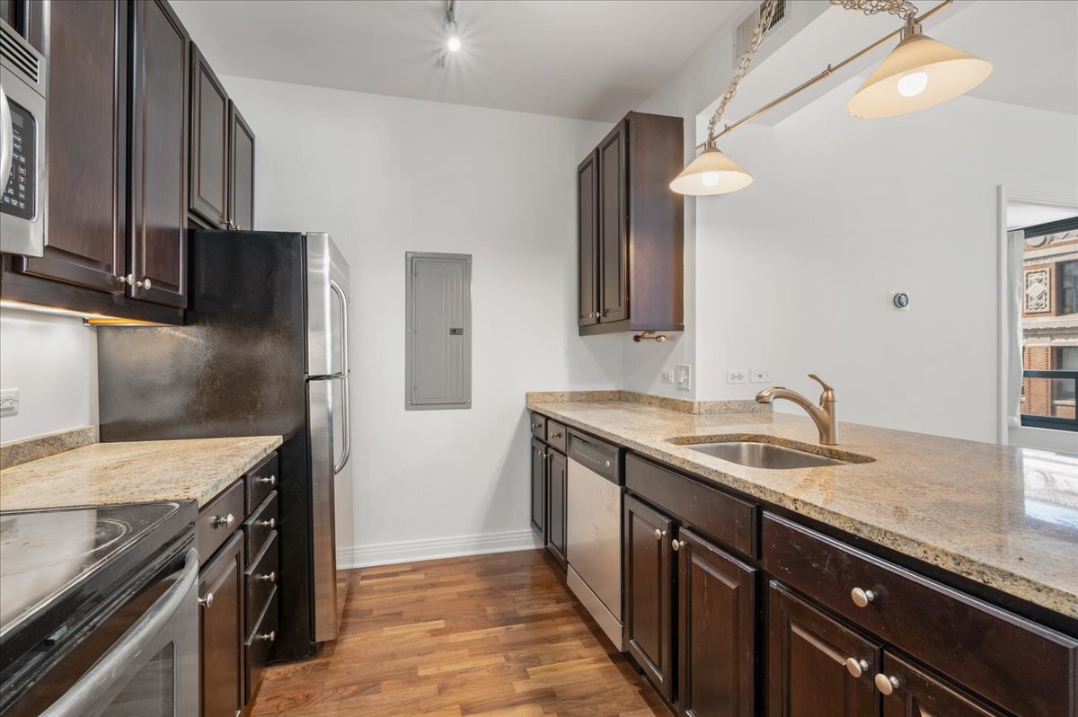 565 W Quincy Street 907